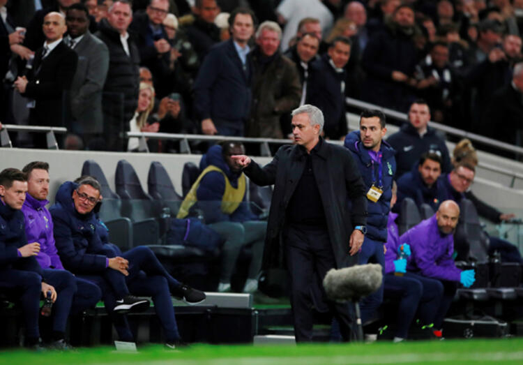 Mourinho sevinçten top toplayıcı çocuğa gidip sarıldı! 3