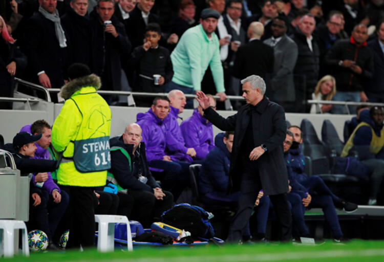 Mourinho sevinçten top toplayıcı çocuğa gidip sarıldı! 4