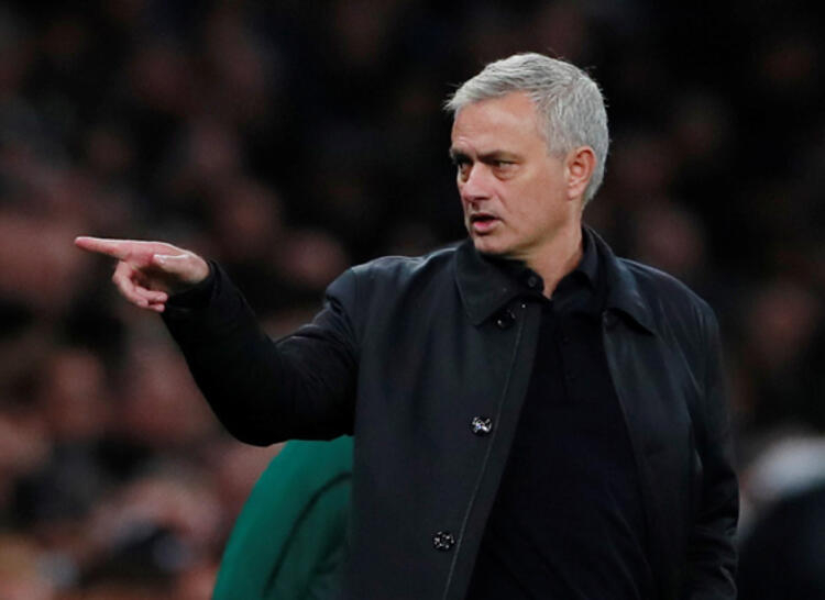Mourinho sevinçten top toplayıcı çocuğa gidip sarıldı! 5