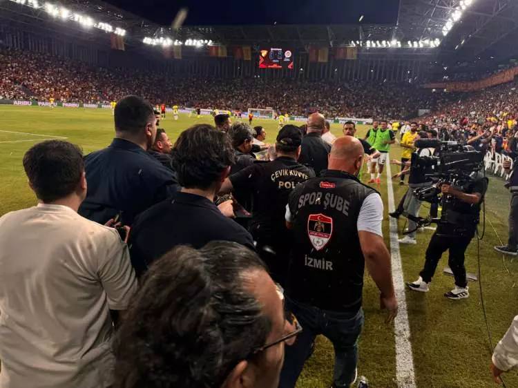 Fenerbahçe Başkanı Ali Koç Göztepe maçında sahaya indi! Güvenlik güçlerinin itmesi sonucu yere düştü 10