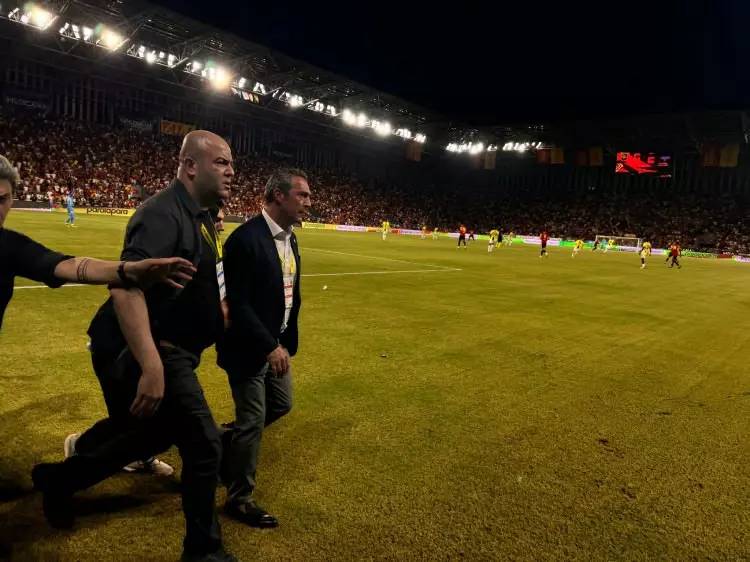 Fenerbahçe Başkanı Ali Koç Göztepe maçında sahaya indi! Güvenlik güçlerinin itmesi sonucu yere düştü 12