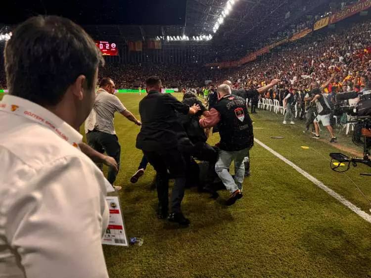 Fenerbahçe Başkanı Ali Koç Göztepe maçında sahaya indi! Güvenlik güçlerinin itmesi sonucu yere düştü 13