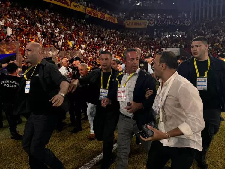 Fenerbahçe Başkanı Ali Koç Göztepe maçında sahaya indi! Güvenlik güçlerinin itmesi sonucu yere düştü 5