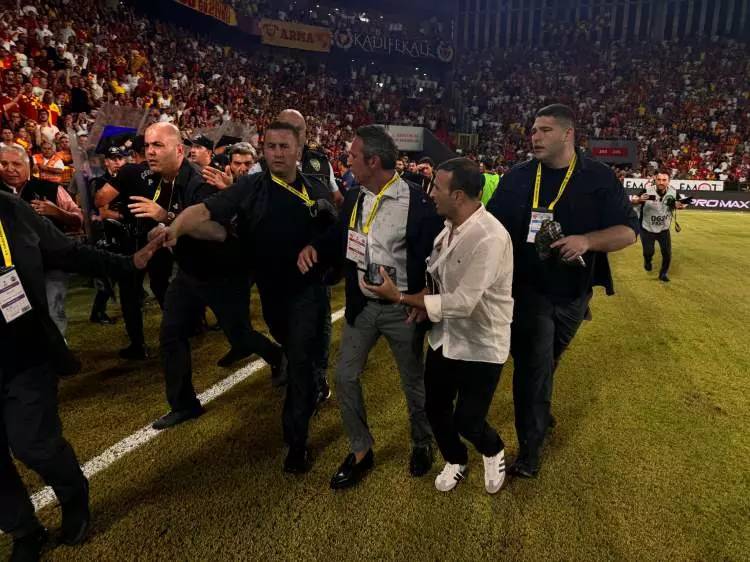 Fenerbahçe Başkanı Ali Koç Göztepe maçında sahaya indi! Güvenlik güçlerinin itmesi sonucu yere düştü 6