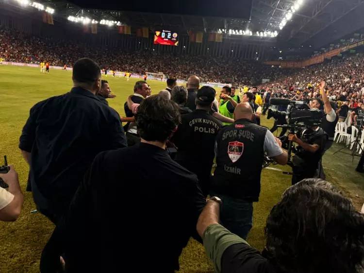 Fenerbahçe Başkanı Ali Koç Göztepe maçında sahaya indi! Güvenlik güçlerinin itmesi sonucu yere düştü 7