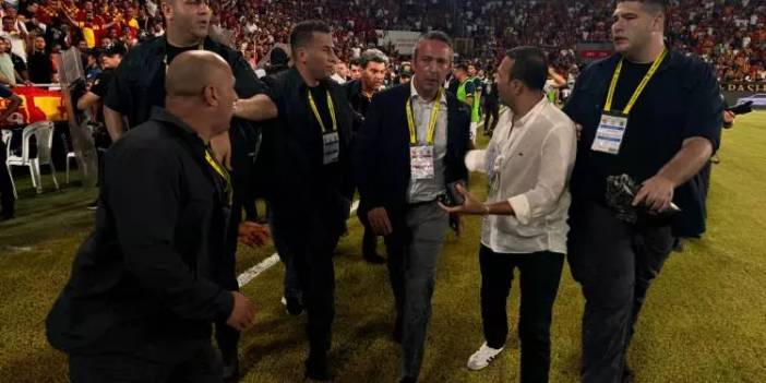 Fenerbahçe Başkanı Ali Koç Göztepe maçında sahaya indi! Güvenlik güçlerinin itmesi sonucu yere düştü