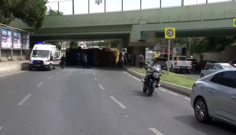 Sabıkalı alt geçitte yine kaza! TIR alt geçide çarptı İEET otobüsünün üzerine devrildi: 8 yaralı 1