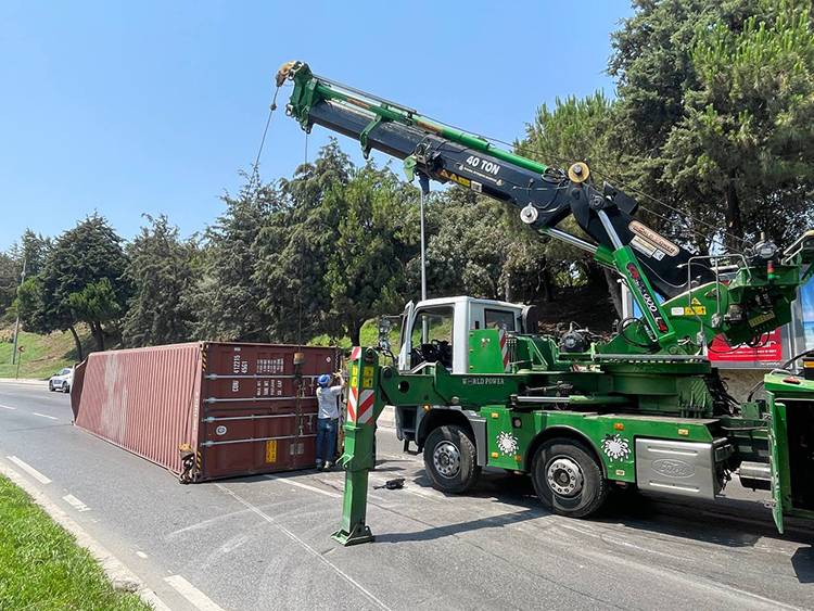 Sabıkalı alt geçitte yine kaza! TIR alt geçide çarptı İEET otobüsünün üzerine devrildi: 8 yaralı 7