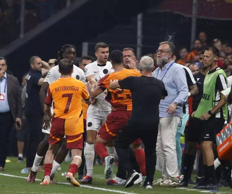 Dünyaya rezil olduk! Galatasaray- Young Boys maçında çıkan olaylar manşetlere böyle taşındı: Türkiye'de çılgınlık 13