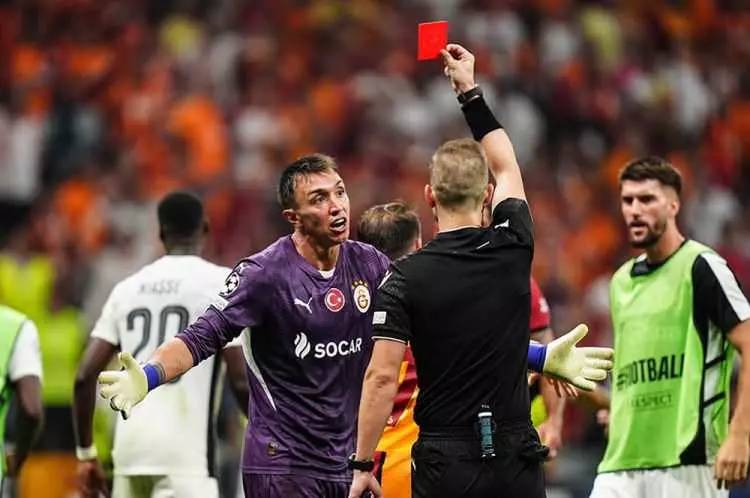 Dünyaya rezil olduk! Galatasaray- Young Boys maçında çıkan olaylar manşetlere böyle taşındı: Türkiye'de çılgınlık 14