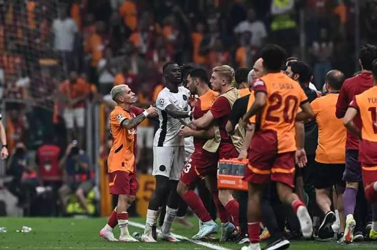 Dünyaya rezil olduk! Galatasaray- Young Boys maçında çıkan olaylar manşetlere böyle taşındı: Türkiye'de çılgınlık 2