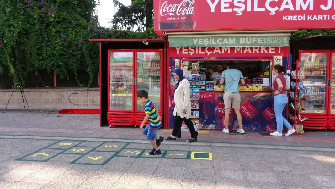 Mersin'de ilginç büfe! Bu büfenin önünden geçen herkes aynı şeyi yapıyor! 3