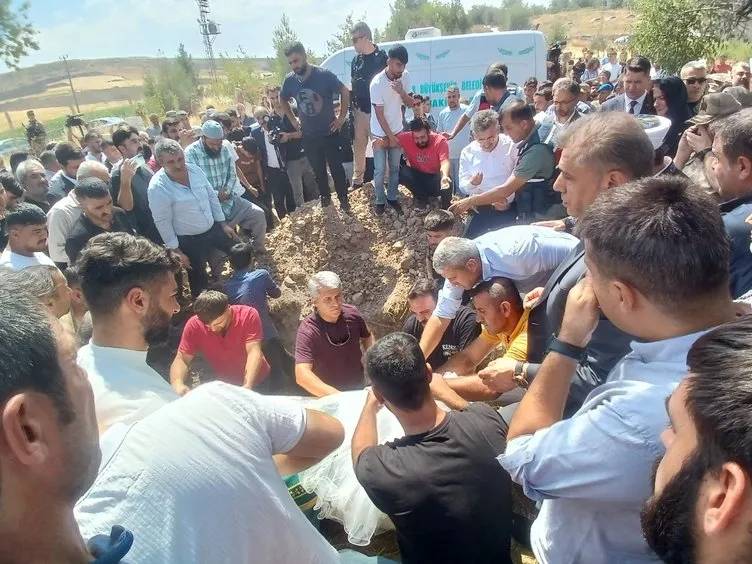 Türkiye'yi ağlatan Narin'e veda! Ağıtlarla toprağa verildi, giymek istediği gelinlik tabutuna örtüldü: İşte talihsiz narinin mezarı 7