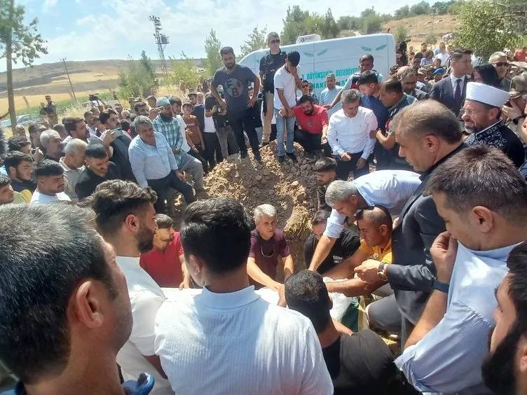 Türkiye'yi ağlatan Narin'e veda! Ağıtlarla toprağa verildi, giymek istediği gelinlik tabutuna örtüldü: İşte talihsiz narinin mezarı 8