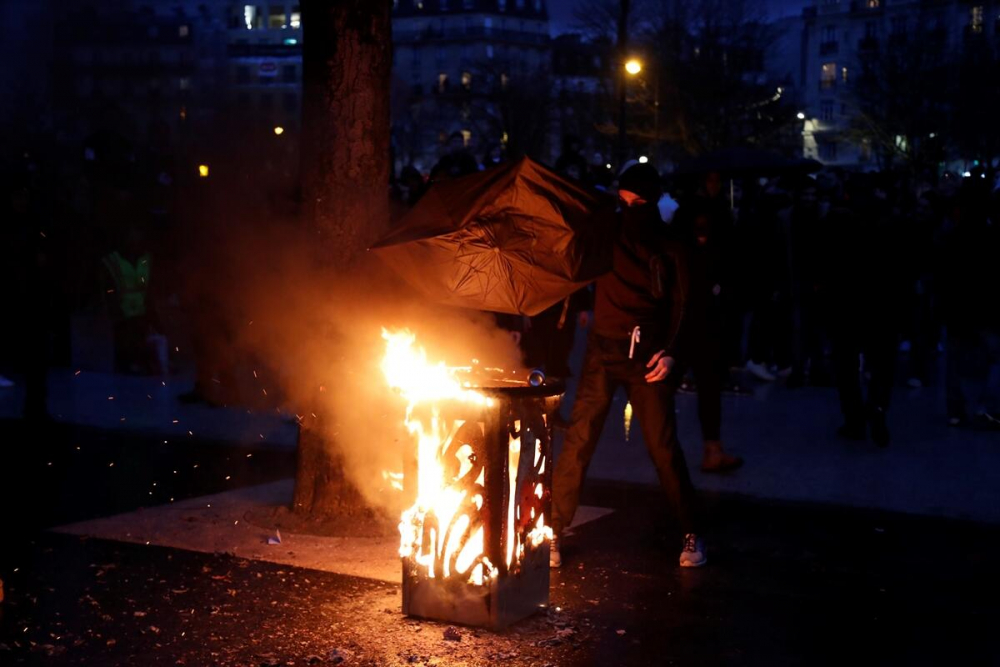 Fransa Cumhurbaşkanı Emmanuel Macron geri adım atmıyor 14