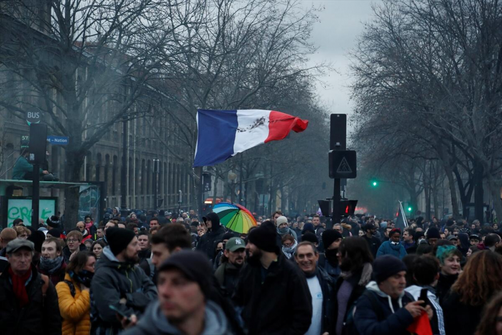 Fransa Cumhurbaşkanı Emmanuel Macron geri adım atmıyor 3