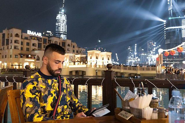 Genç milyoner kendisi ile gezmeye gelene 36 bin dolar ödeyecek. İşte ayrıntılar... 3