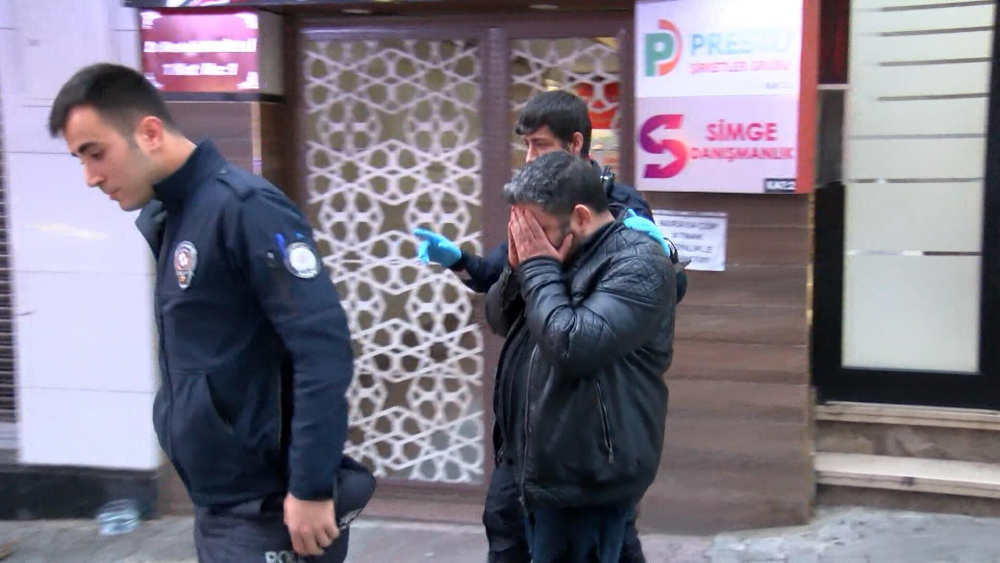 Dehşet evi! Eşini bıçakla öldürdü, teslim olup cinayeti nasıl işlediğini anlattı 1
