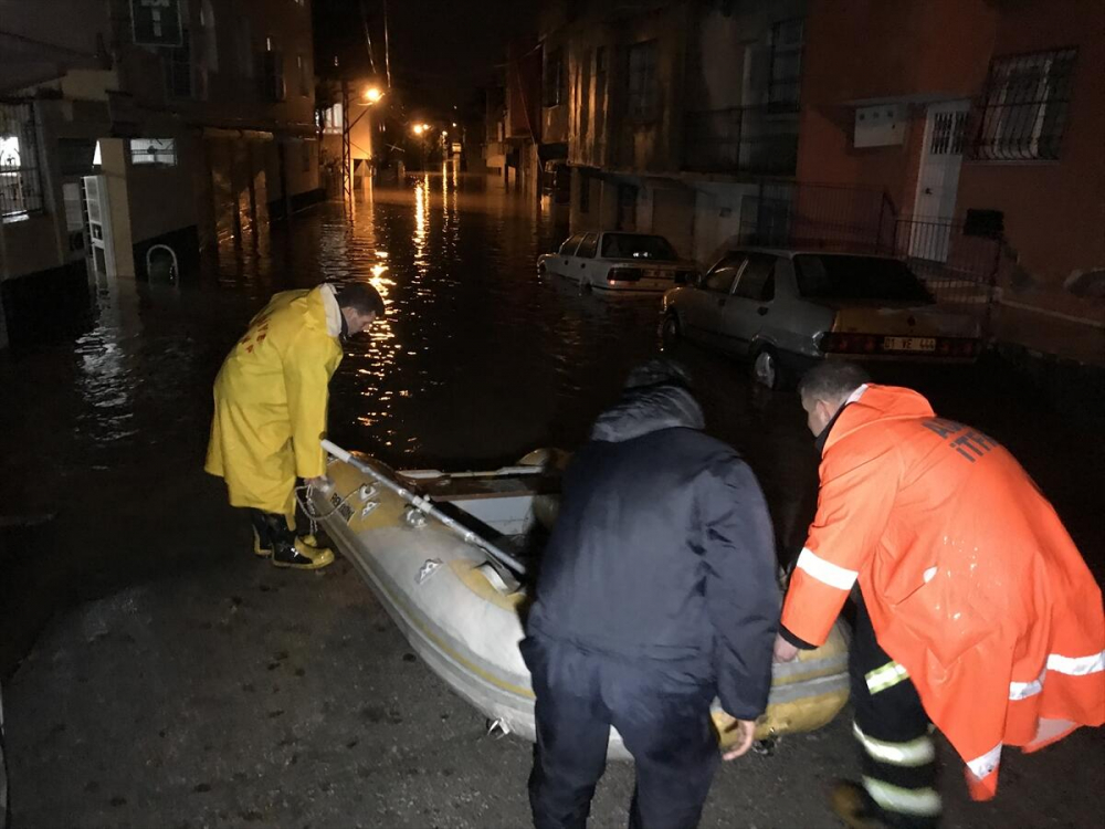 Adana'da sağanak! Mahsur kalanlar var 2