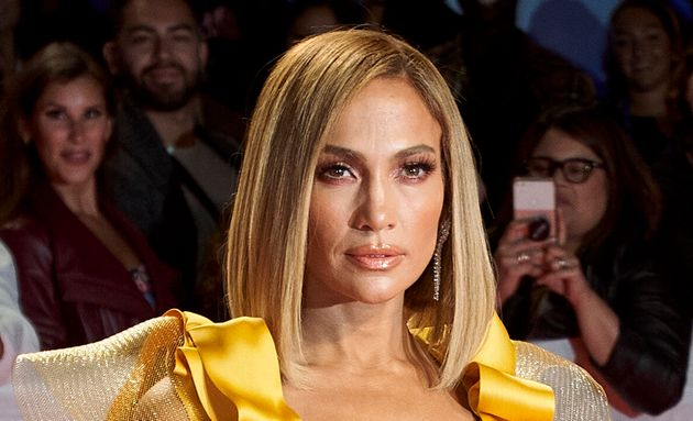 Jennifer Lopez'in kırmızı taytı tüm dikkatleri üzerine çekti 1