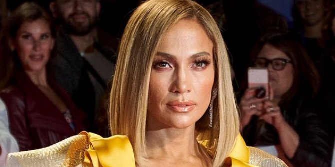 Jennifer Lopez'in kırmızı taytı tüm dikkatleri üzerine çekti