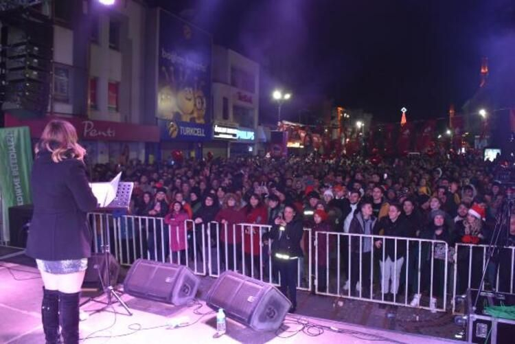 İşte Türkiye'nin birçok yerinden gelen yılbaşı manzaraları... 13