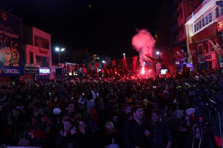 İşte Türkiye'nin birçok yerinden gelen yılbaşı manzaraları... 15