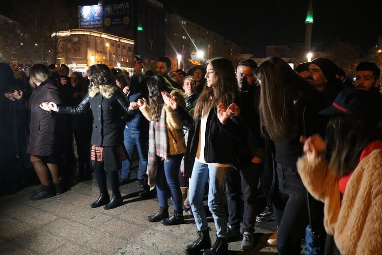 İşte Türkiye'nin birçok yerinden gelen yılbaşı manzaraları... 19