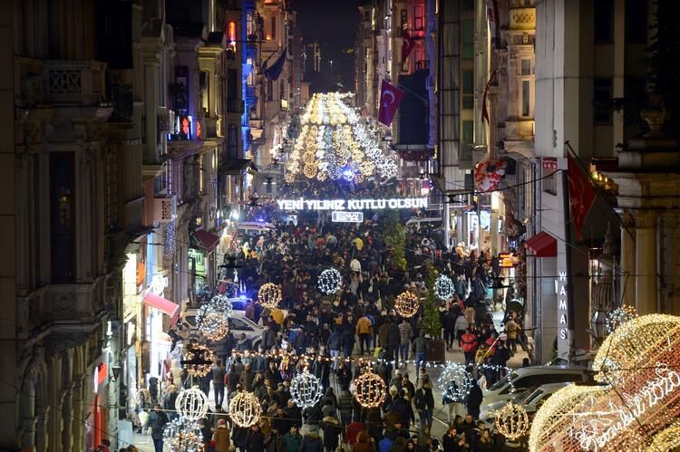 İşte Türkiye'nin birçok yerinden gelen yılbaşı manzaraları... 25
