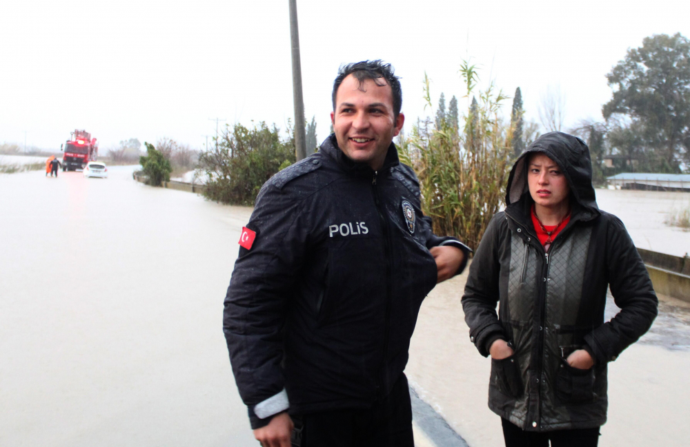 Otomobiliyle suda mahsur kaldı! Kadın öğretmenin korku ve panik dolu anları 4