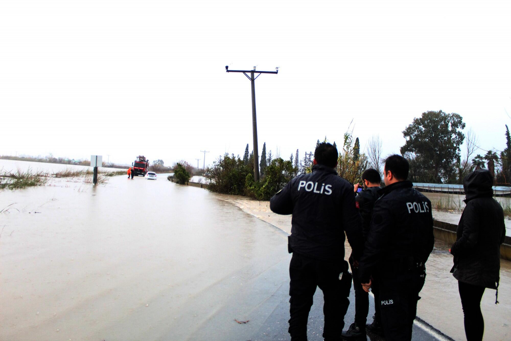 Otomobiliyle suda mahsur kaldı! Kadın öğretmenin korku ve panik dolu anları 7