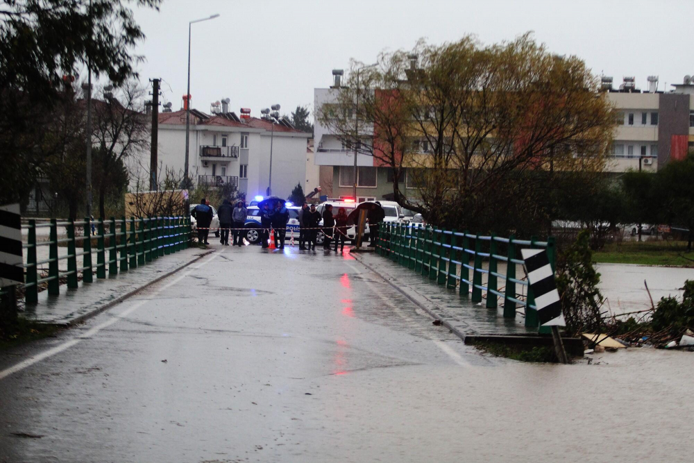 Otomobiliyle suda mahsur kaldı! Kadın öğretmenin korku ve panik dolu anları 8