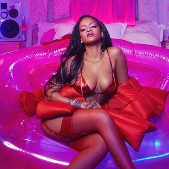 Rihanna'dan 14 Şubat için özel pozlar 4