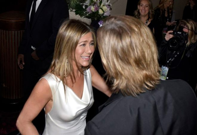 Brad Pitt ve Jennifer Aniston yıllar sonra sarmaş dolaş halde 2