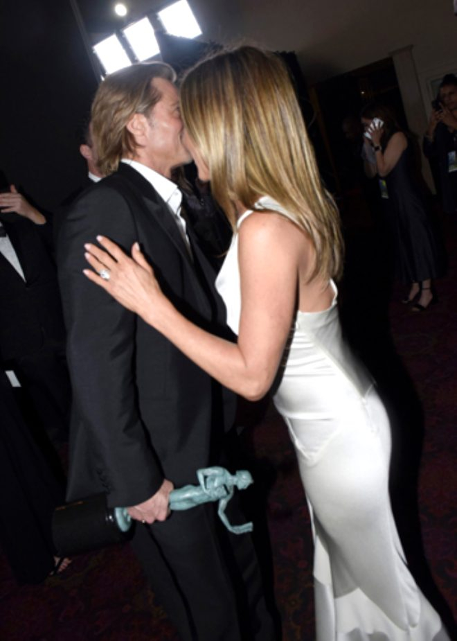 Brad Pitt ve Jennifer Aniston yıllar sonra sarmaş dolaş halde 4