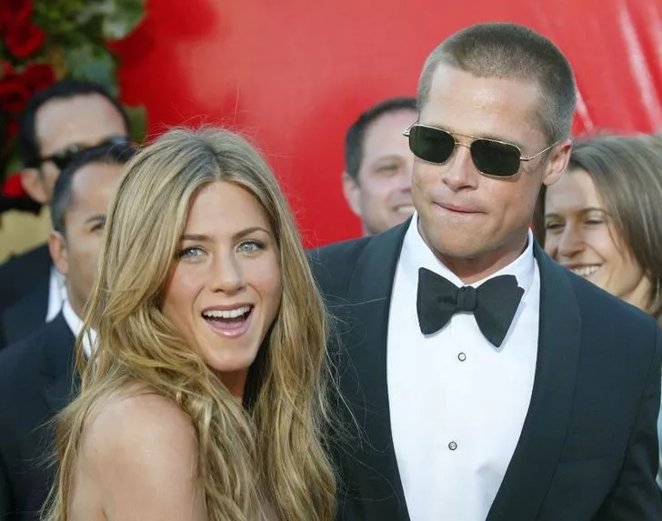 Brad Pitt ve Jennifer Aniston yıllar sonra sarmaş dolaş halde 8