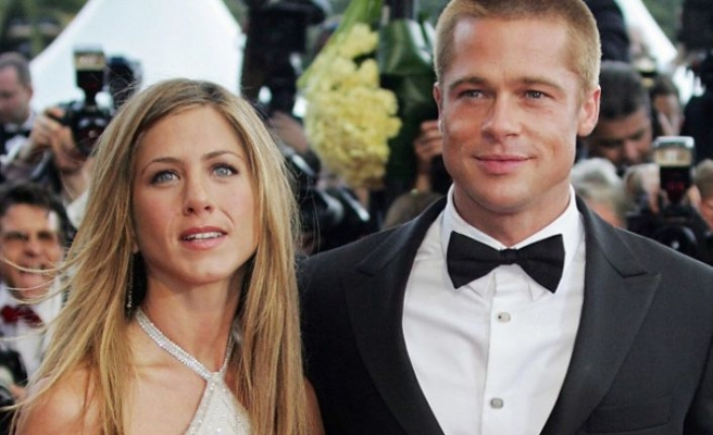 Brad Pitt ve Jennifer Aniston yıllar sonra sarmaş dolaş halde 9