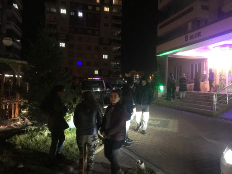 Depremin ardından Elazığ'da yürek burkan görüntüler... 1