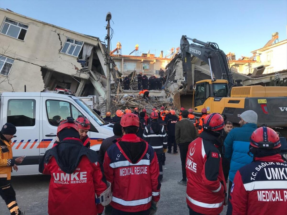 Depremin ardından Elazığ'da yürek burkan görüntüler... 19