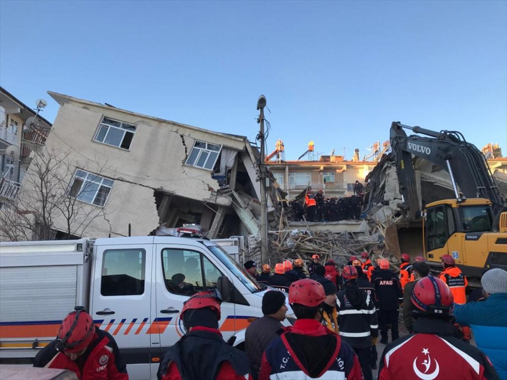 Depremin ardından Elazığ'da yürek burkan görüntüler... 20