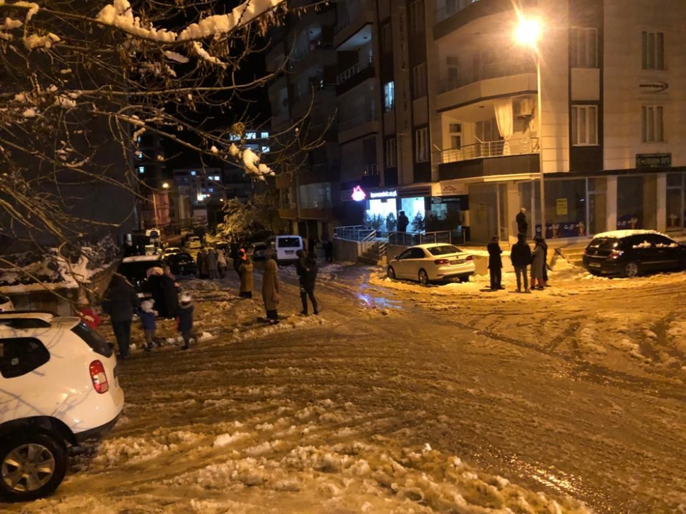 Depremin ardından Elazığ'da yürek burkan görüntüler... 24