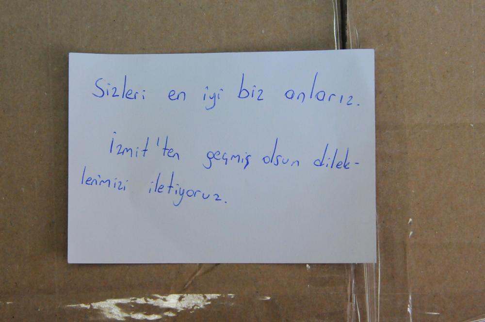 Yardım kolilerine yazılanlar duygulandırdı 2