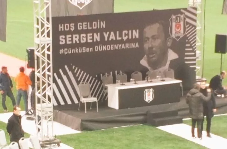 Vodafone Park'ta Sergen Yalçın'ın imza törenine taraftarlardan yoğun ilgi 11