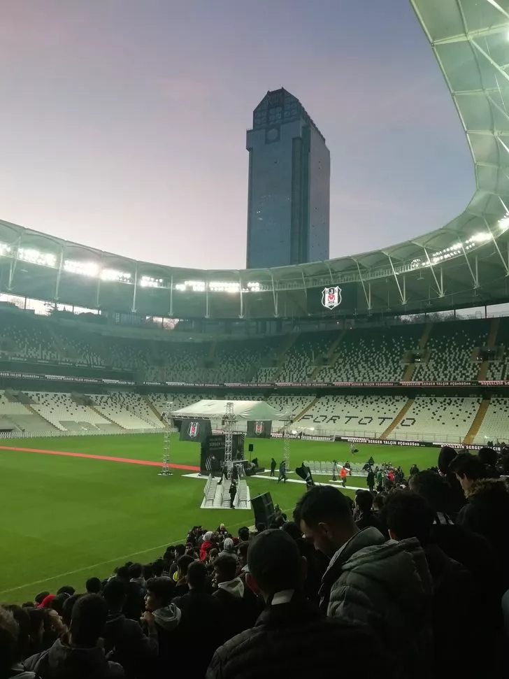 Vodafone Park'ta Sergen Yalçın'ın imza törenine taraftarlardan yoğun ilgi 12