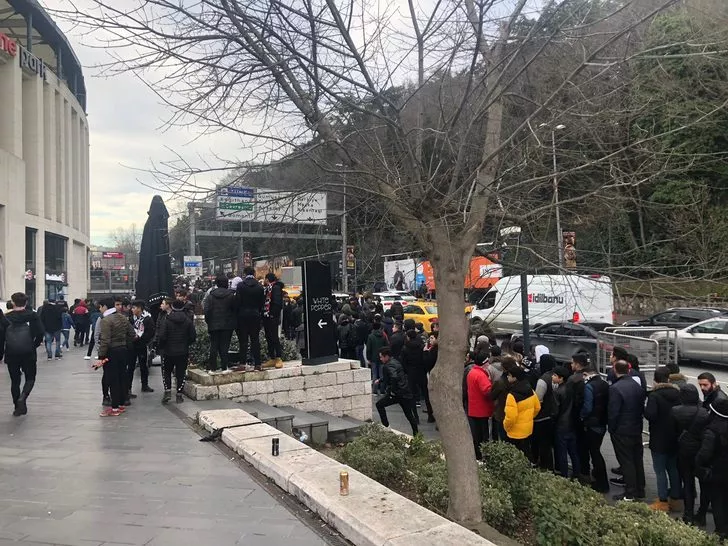 Vodafone Park'ta Sergen Yalçın'ın imza törenine taraftarlardan yoğun ilgi 13