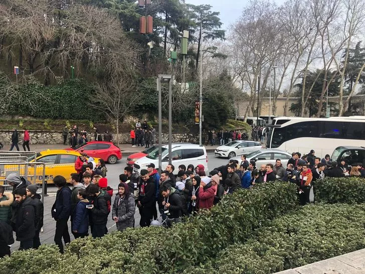 Vodafone Park'ta Sergen Yalçın'ın imza törenine taraftarlardan yoğun ilgi 15