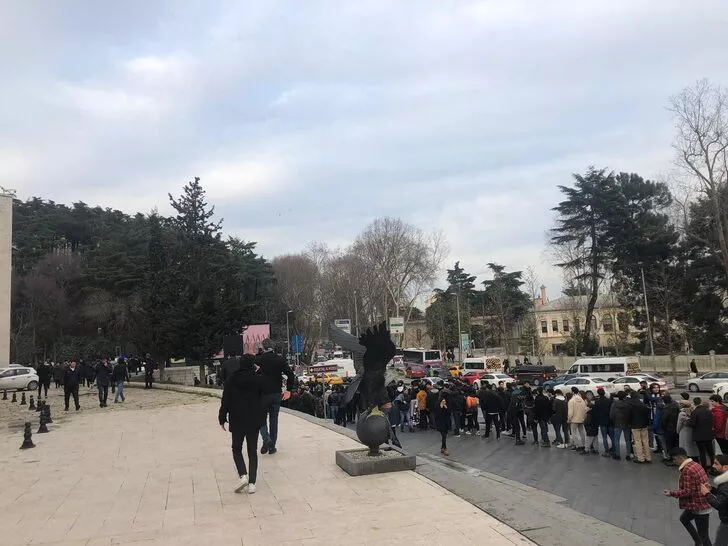 Vodafone Park'ta Sergen Yalçın'ın imza törenine taraftarlardan yoğun ilgi 16