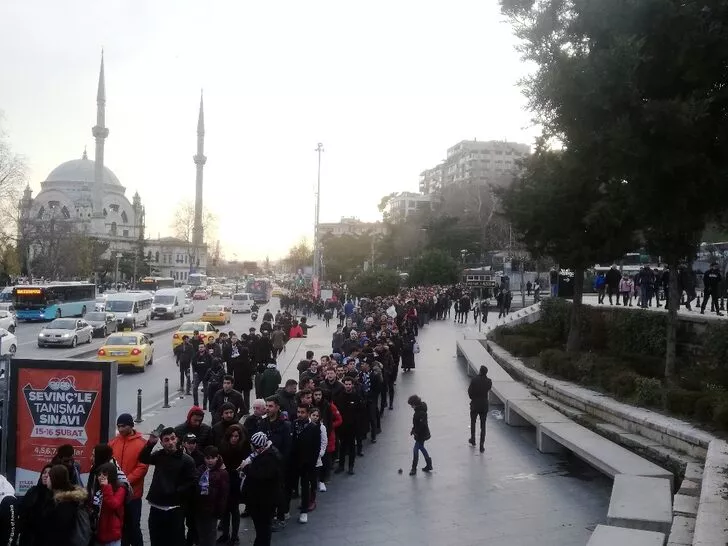 Vodafone Park'ta Sergen Yalçın'ın imza törenine taraftarlardan yoğun ilgi 2