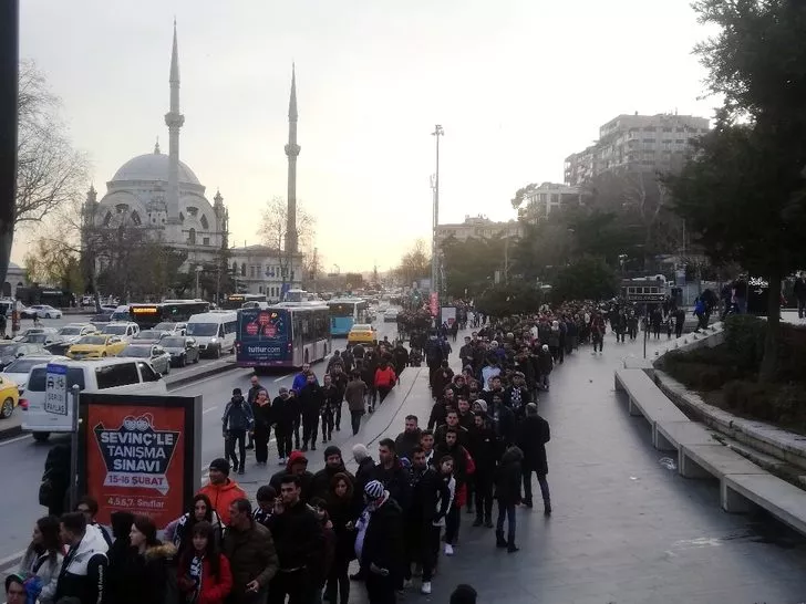 Vodafone Park'ta Sergen Yalçın'ın imza törenine taraftarlardan yoğun ilgi 3