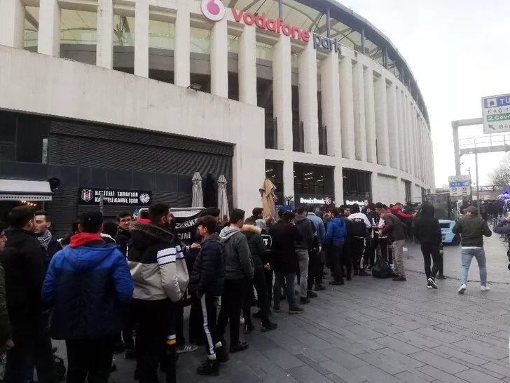 Vodafone Park'ta Sergen Yalçın'ın imza törenine taraftarlardan yoğun ilgi 4